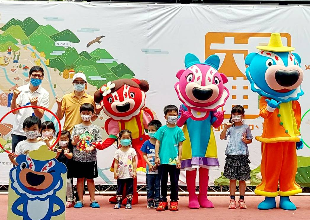 民眾參與六堆日客庄文化景點彩繪活動合影(左起客發中心何金樑主任、客委會鍾孔炤副主委及六堆員區大獅兄人偶)