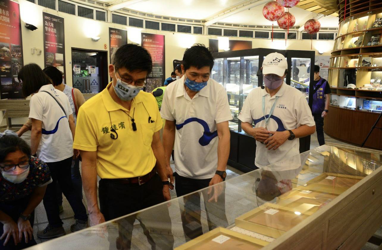 鍾佳濱立法委員(左一)及客發中心何金樑主任觀看去年六堆三百記者會出席貴賓手印