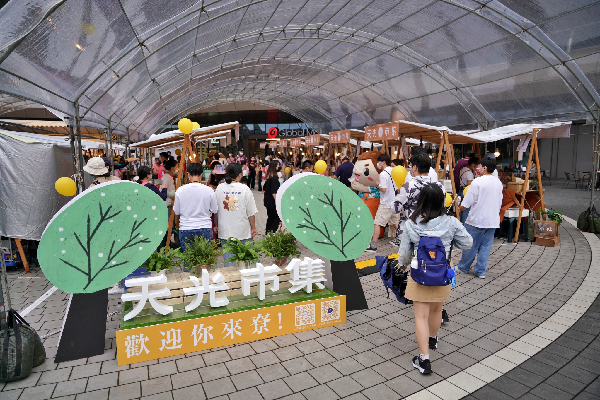 只有25、26兩日的天光市集，今日一早就湧入許多遊客。