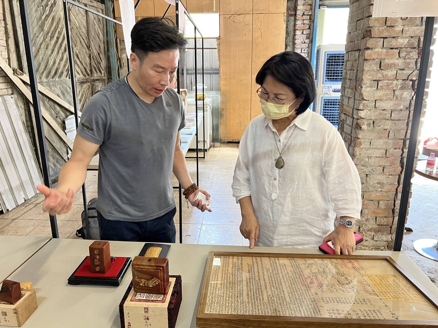 湯蕙禎透過現場工作人員的解說，認識銅鑼灣的歷史。