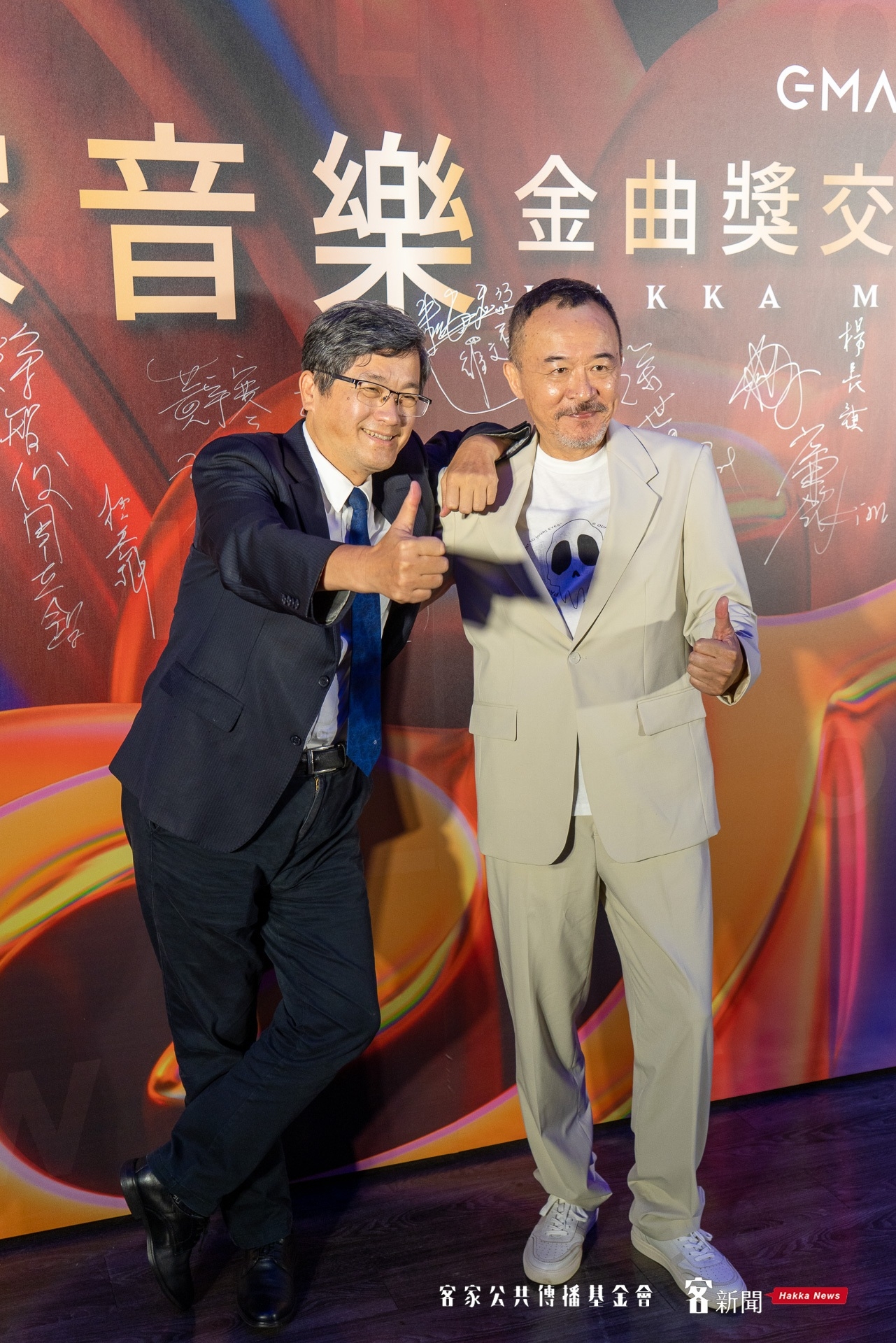 客委會主委楊長鎮(左)與黃連煜(右)開心合影,楊長鎮預祝黃連煜順利奪金。