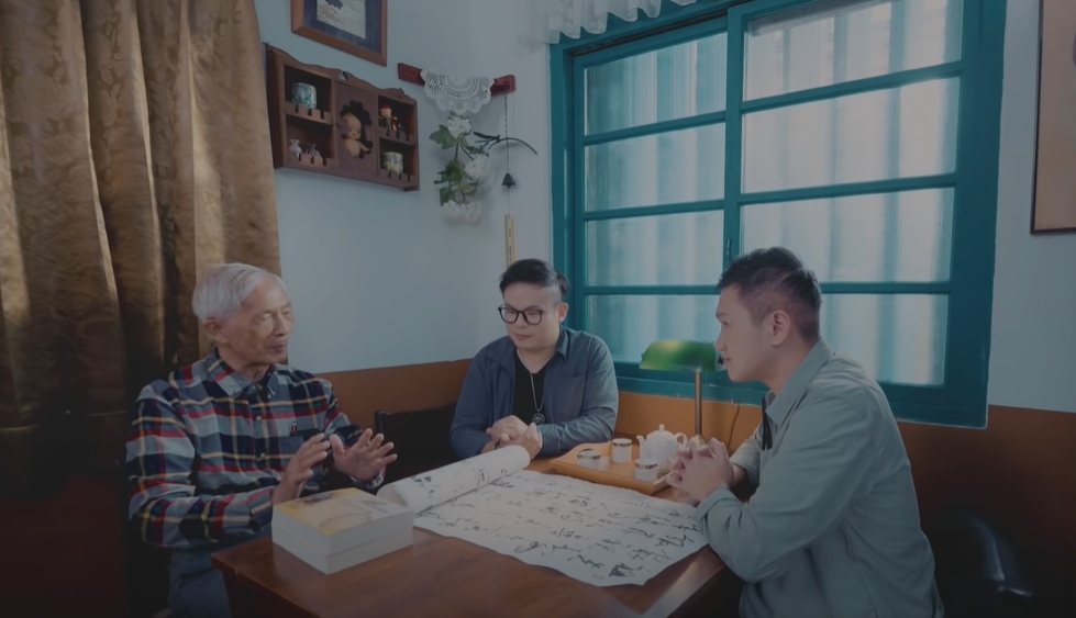 《他鄉尋客》由葉日松老師親自填詞「他鄉尋客、客尋客、鄉音牽線得人惜、他鄉尋客千萬里、留下真情个腳跡」歌詞帶出滿滿的畫面意境感。翻攝自好痛音樂Tone Tv