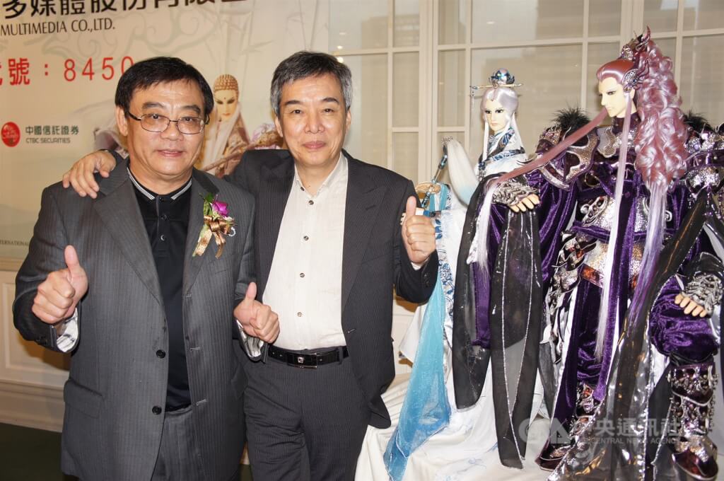 圖為霹靂國際多媒體董事長黃文章(右)、副董事長黃文擇(左)。圖/中央社