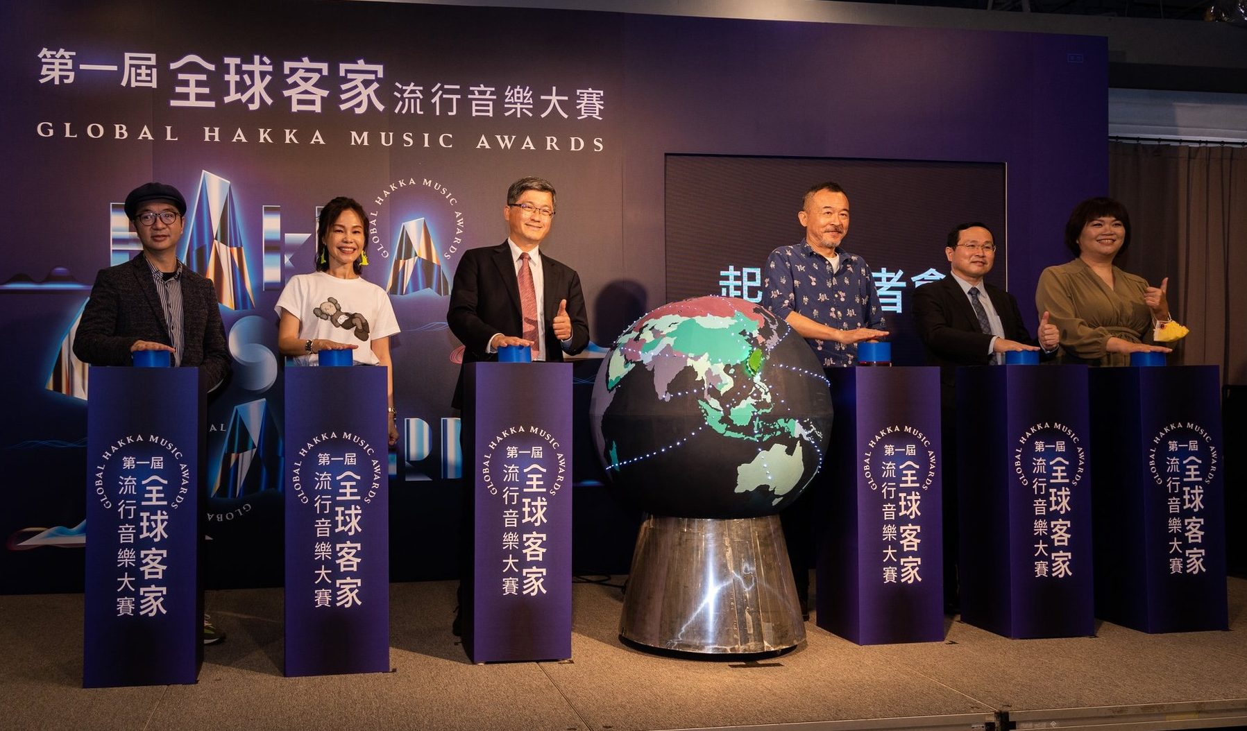 第一屆全球客家流行音樂大賽參賽大爆炸,來自7國 144組客家音樂愛好者報名參與,讓評審傷透腦筋。圖為活動開跑時,客委會主委楊長鎮(左三)、黃連煜(右三)、彭佳慧(左二)等人一起號召客語音樂愛好者參與。圖/客委會