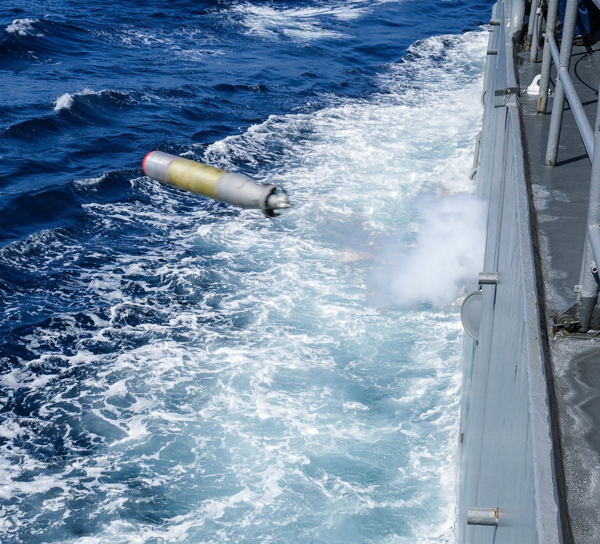 我海軍魚雷發射演訓。圖/取自國防部發言人臉書