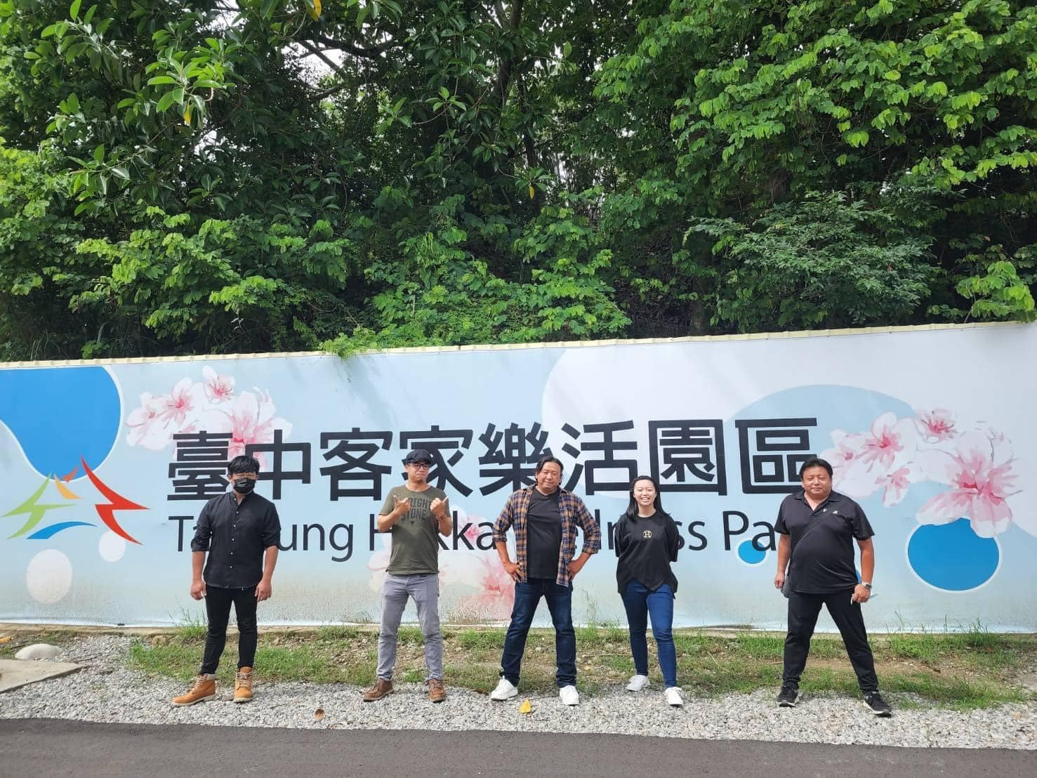 台中市客委會邀請「明哥菜車樂團」分享原創歌曲的創作理念並現場教唱。翻攝台中市客委會主委江俊龍臉書