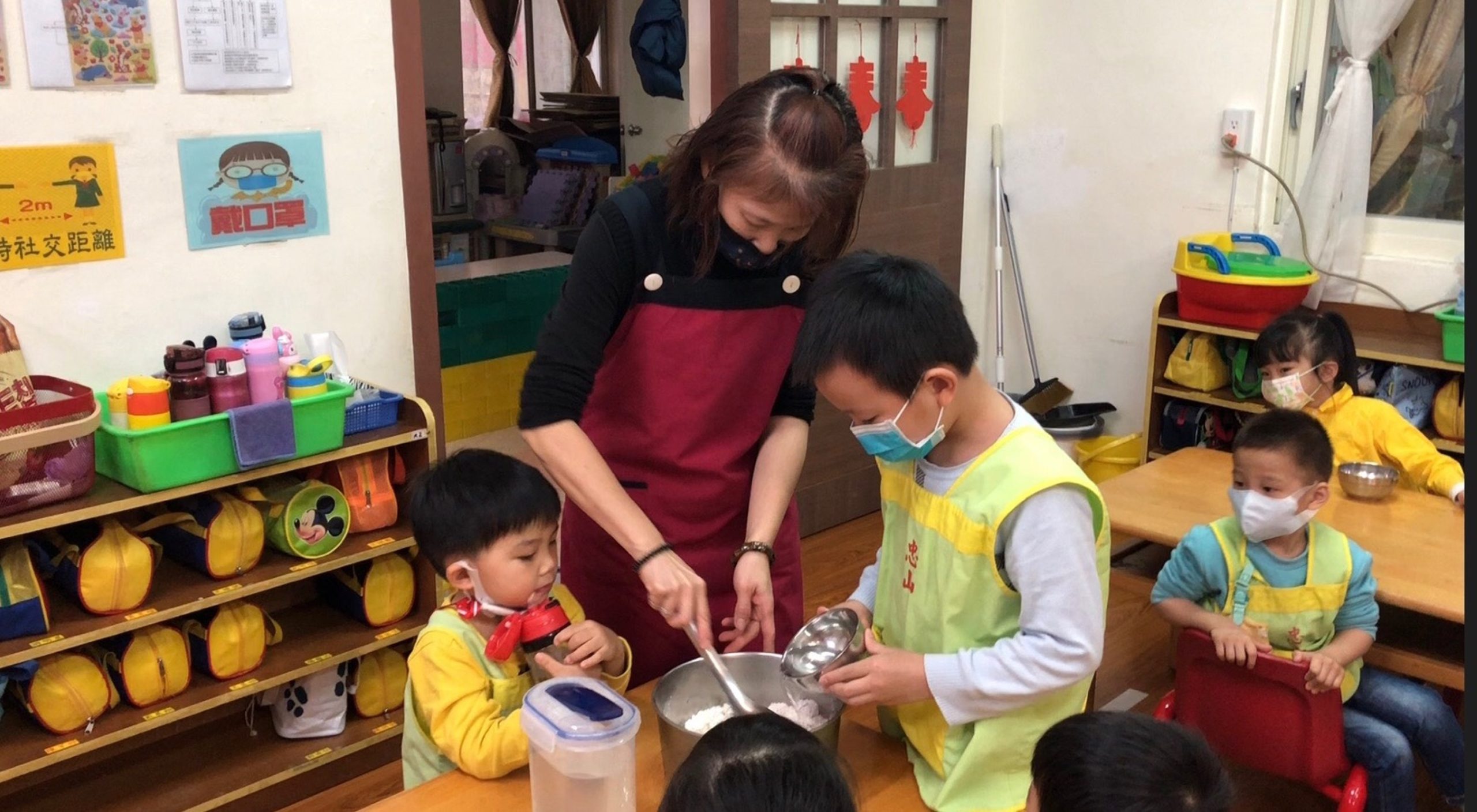 忠山幼兒園在生活情境中學客語,圖為搭配節慶過年主題蒸發糕。新北市府提供