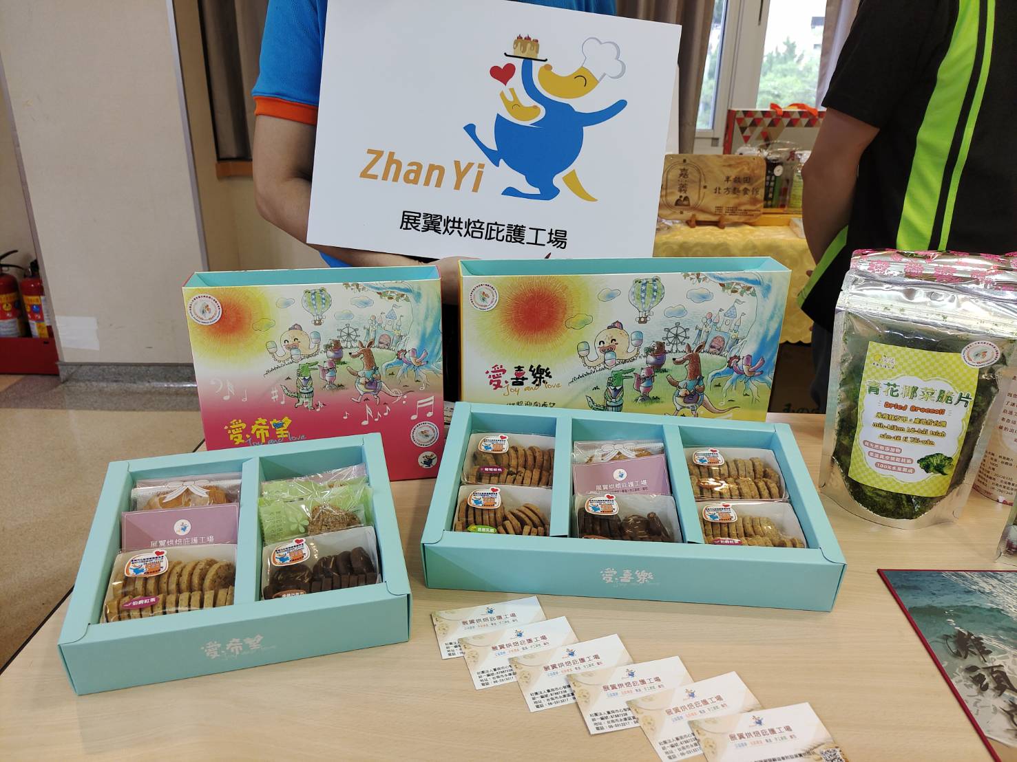 逢年過節送禮的熱門銷售款「烘焙餅乾」，獲得許多國人朋友的支持。蘇佑昇攝