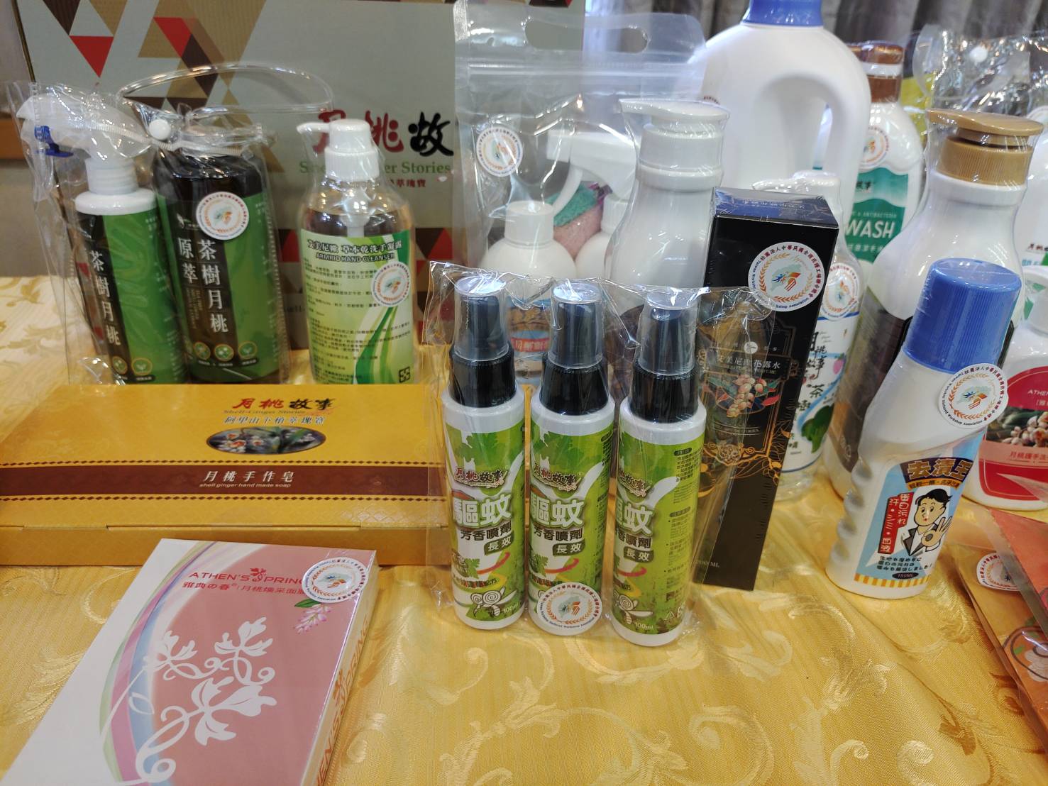 庇護工場推出的茶樹月桃原萃清潔產品、驅蚊芳香噴劑等商品。蘇佑昇攝