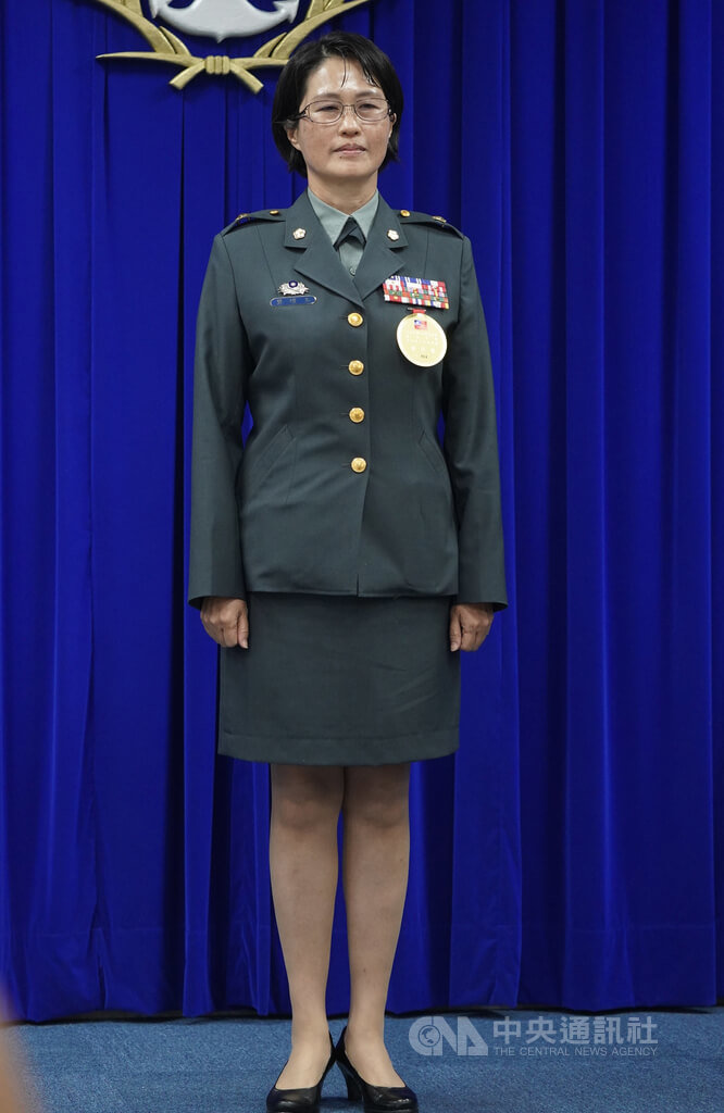 馬防部前後共任職3名女性政戰主任,媒體28日好奇詢問龔瓊玉少將馬防部是否為「女性少將搖籃」。龔瓊玉(圖)表示,對女性來說,軍中是非常公平及平等的競爭場域,只要自己願意努力,這裡提供一個非常好的晉升管道,無論男女都能得到公平對待。中央社
