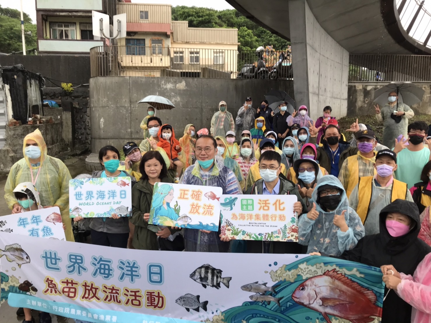 「2022世界海洋日-魚苗放流」活動與會人員合影。漁業署提供