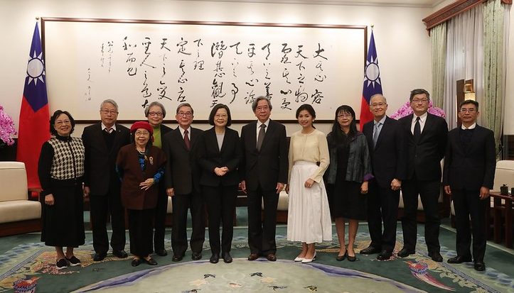 蕭新煌(中)去年榮獲2021客家貢獻獎,總統蔡英文接見所有獲獎者及客委會主委楊長鎮(右2)。圖/總統府Flickr