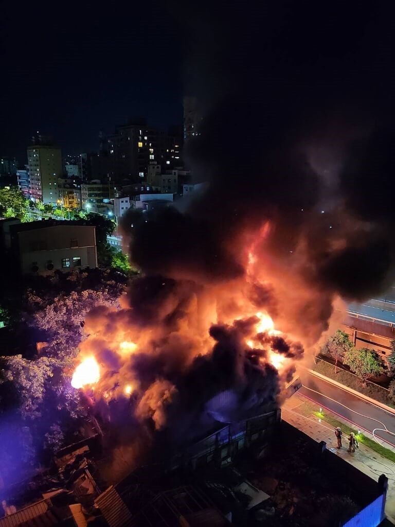 新竹市輪胎行火燒屋　8個人過身