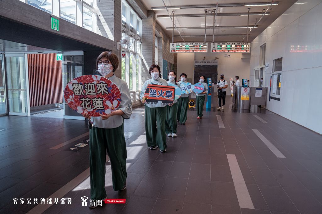 花蓮客家合唱團今日第一站於新城火車站快閃演唱。圖/宋佩遙攝。