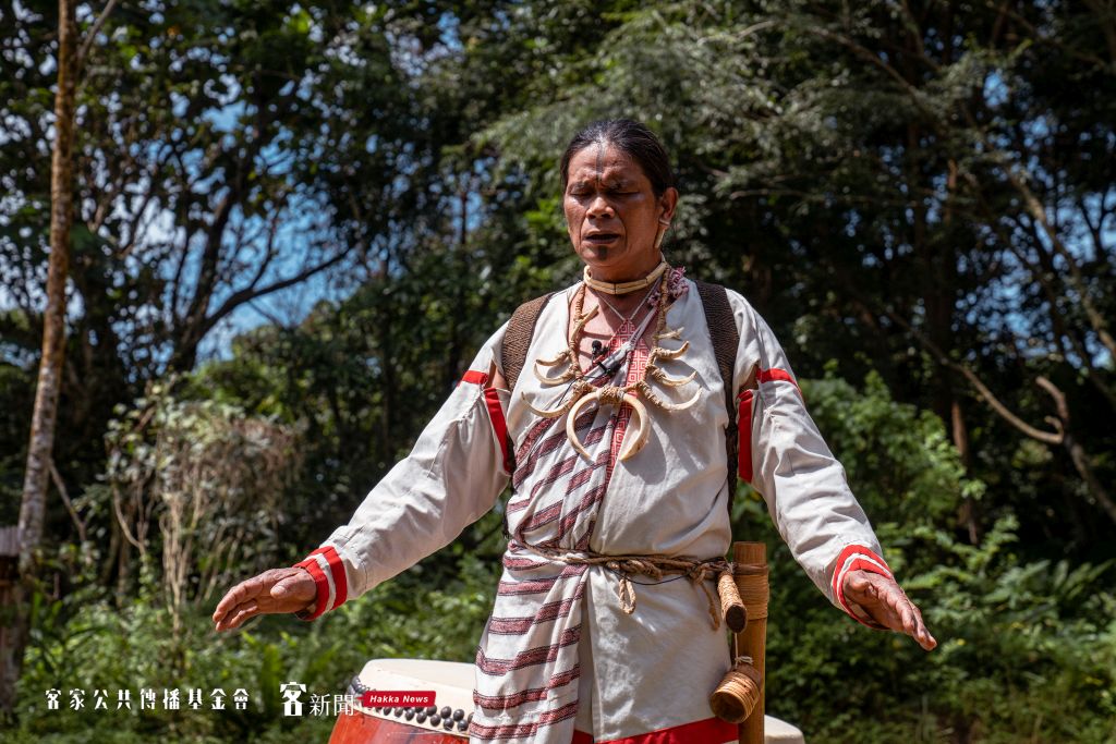 彼得洛·烏嘎老師現場吟唱，與山林共鳴。圖/宋佩遙攝。
