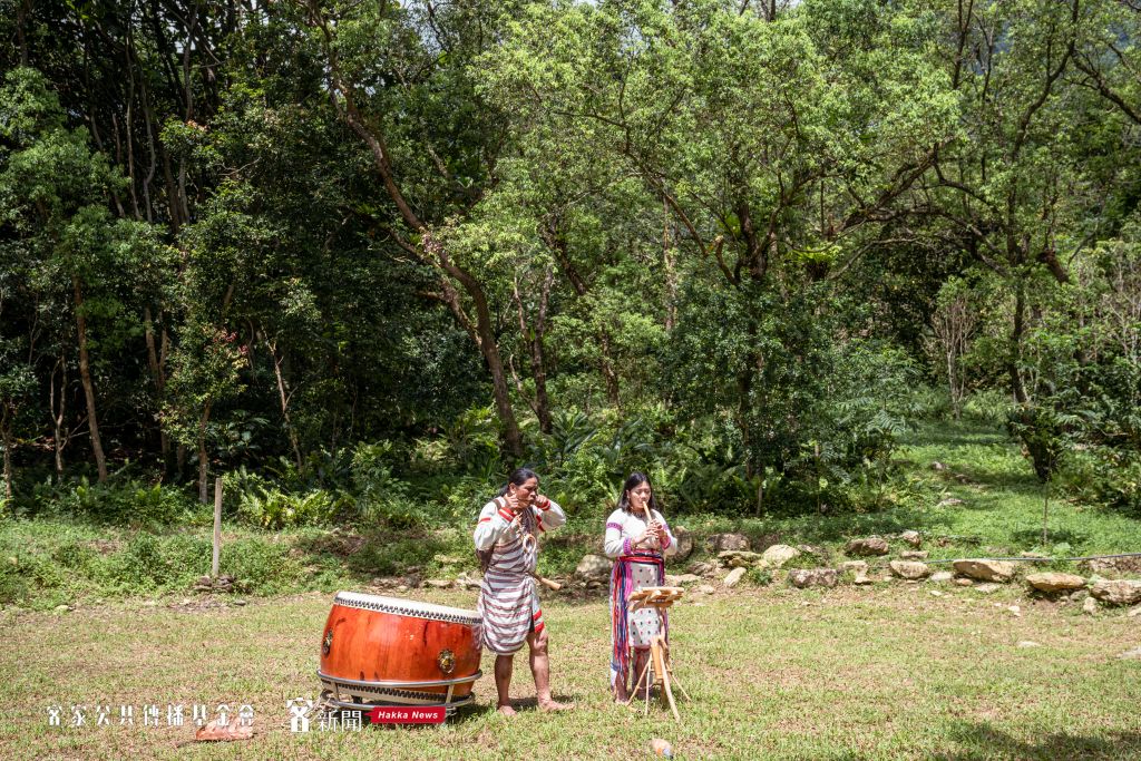 彼得洛·烏嘎老師與他的女兒杜們·彼得洛現場演奏與大家交流。圖/宋佩遙攝。