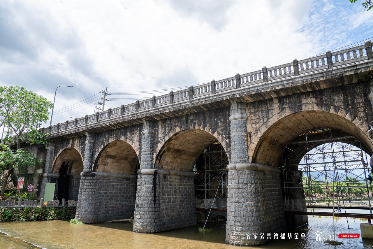 東安古橋典雅姿態讓客新聞團隊與鄉親讚嘆。范修語攝(資料照)