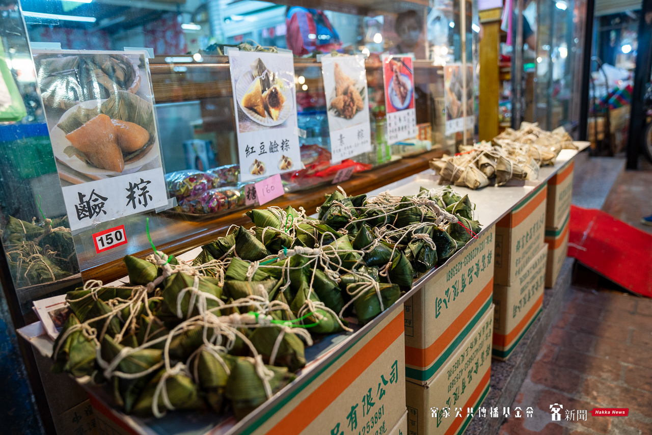 許多店家趁著端午節,都祭出私房口味的粽子。范修語攝