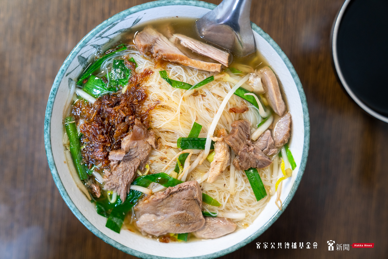 米粉湯用料大方,油蔥酥搭配大塊肉片,讓人忍不住食指大動。范修語攝