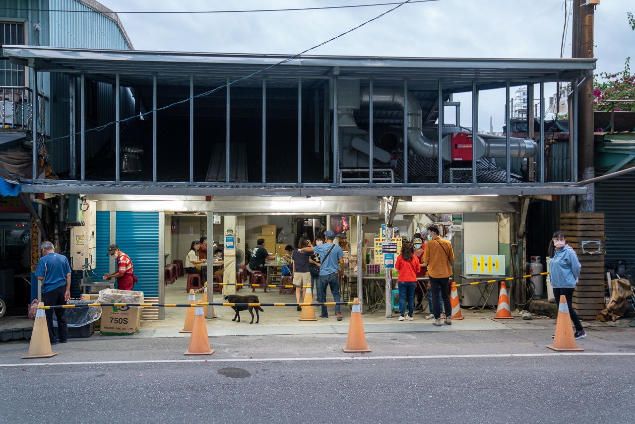 橋頭臭豆腐平日傍晚仍有不少民眾排隊，不過店家手腳俐落，很快就能拿到熱騰騰的臭豆腐。范修語攝