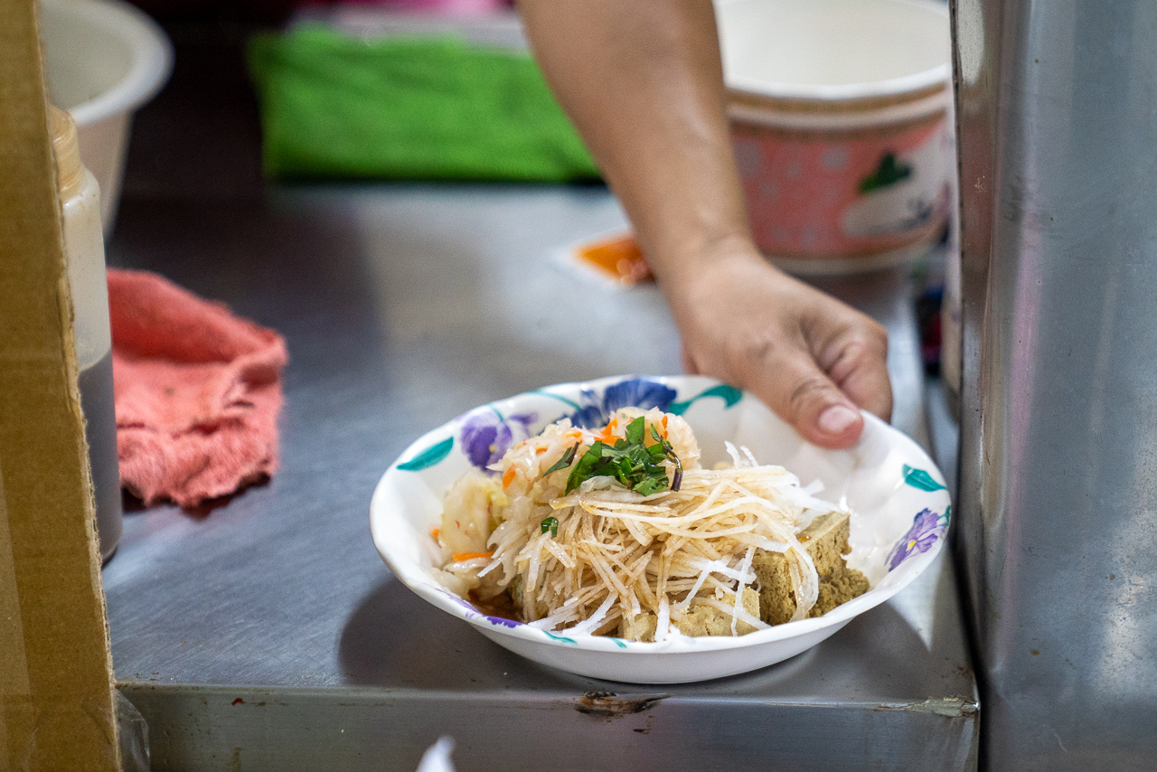 橋頭臭豆腐外酥內嫩，搭配九層塔、蘿蔔絲、泡菜，有自己獨特的魅力。范修語攝