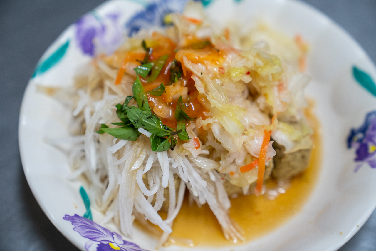 蘿蔔絲、九層塔搭配台式泡菜，三項配菜讓橋頭臭豆腐一吃難忘。范修語攝