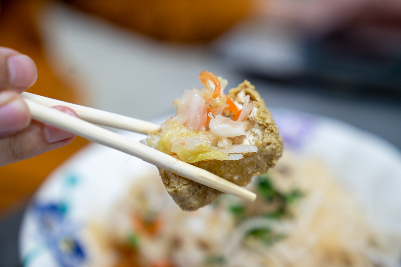 橋頭臭豆腐外酥內嫩，稱不上特別臭，搭配九層塔、口感鹹脆的蘿蔔絲，酸甜的泡菜，有自己獨特的口味魅力。范修語攝