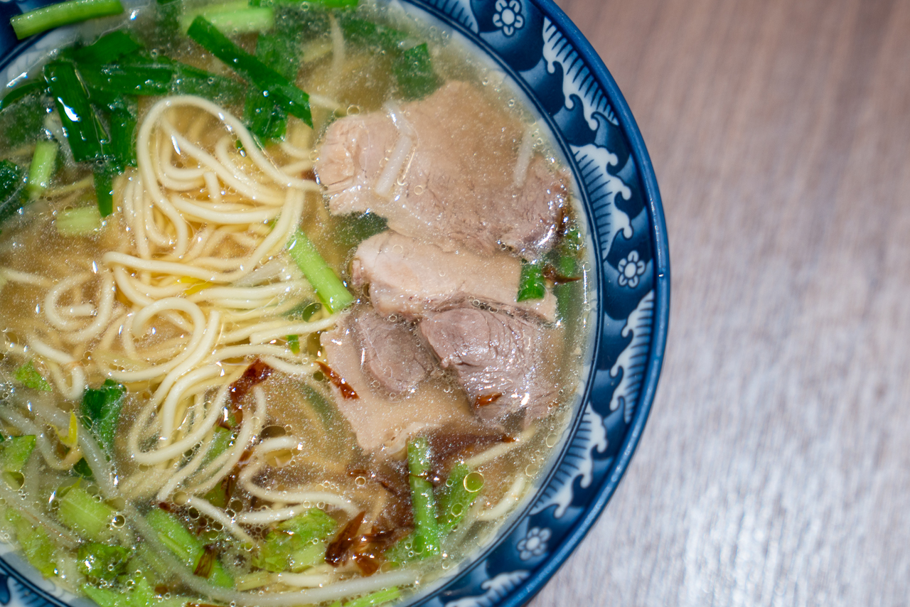每一碗玉里麵都會擺上肉片、油蔥，並且選用在地製作的麵條。范修語攝