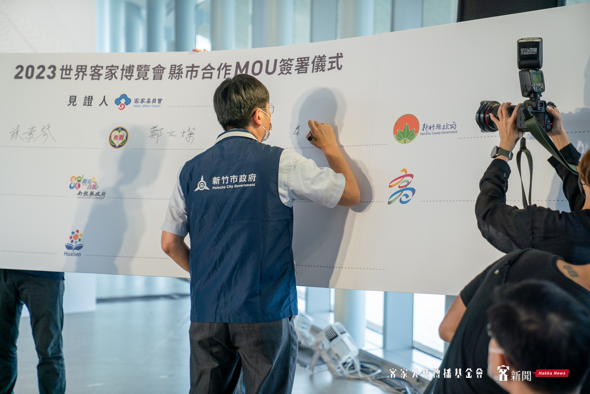 新竹市文化局副局長李欣耀簽署縣市合作MOU。范修語攝