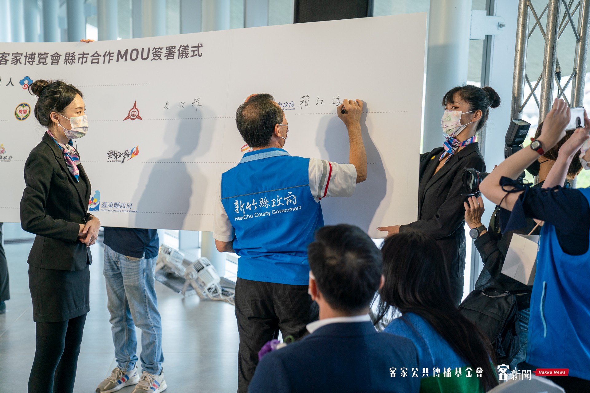 新竹縣政府民政處處長賴江海簽署縣市合作MOU。范修語攝