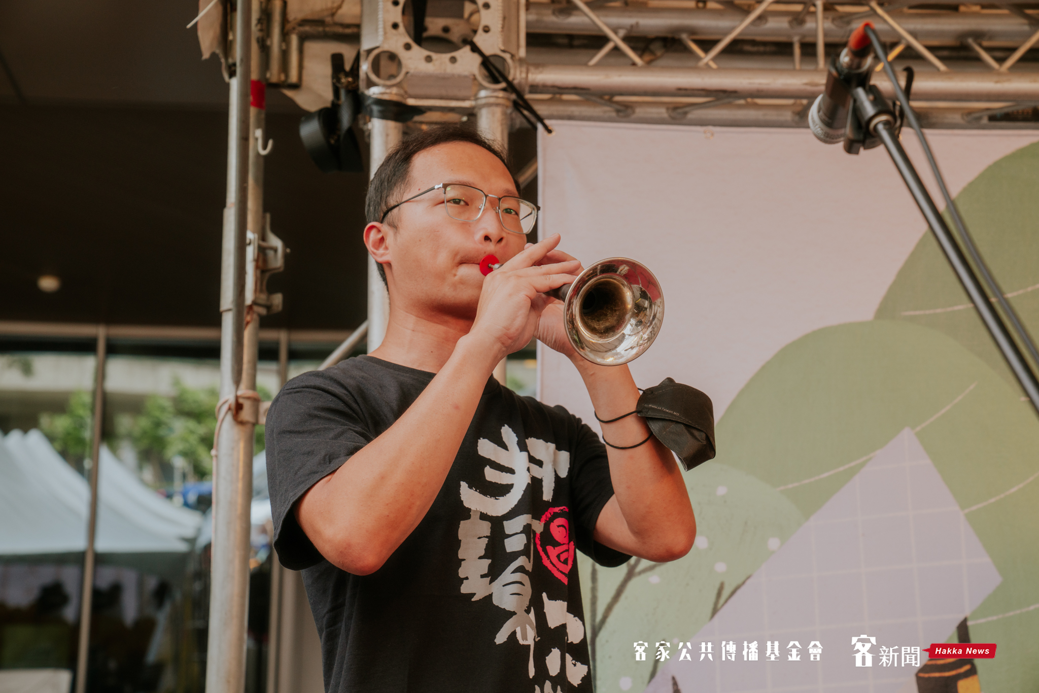 打幫你樂團演出客家音樂。宋佩遙攝