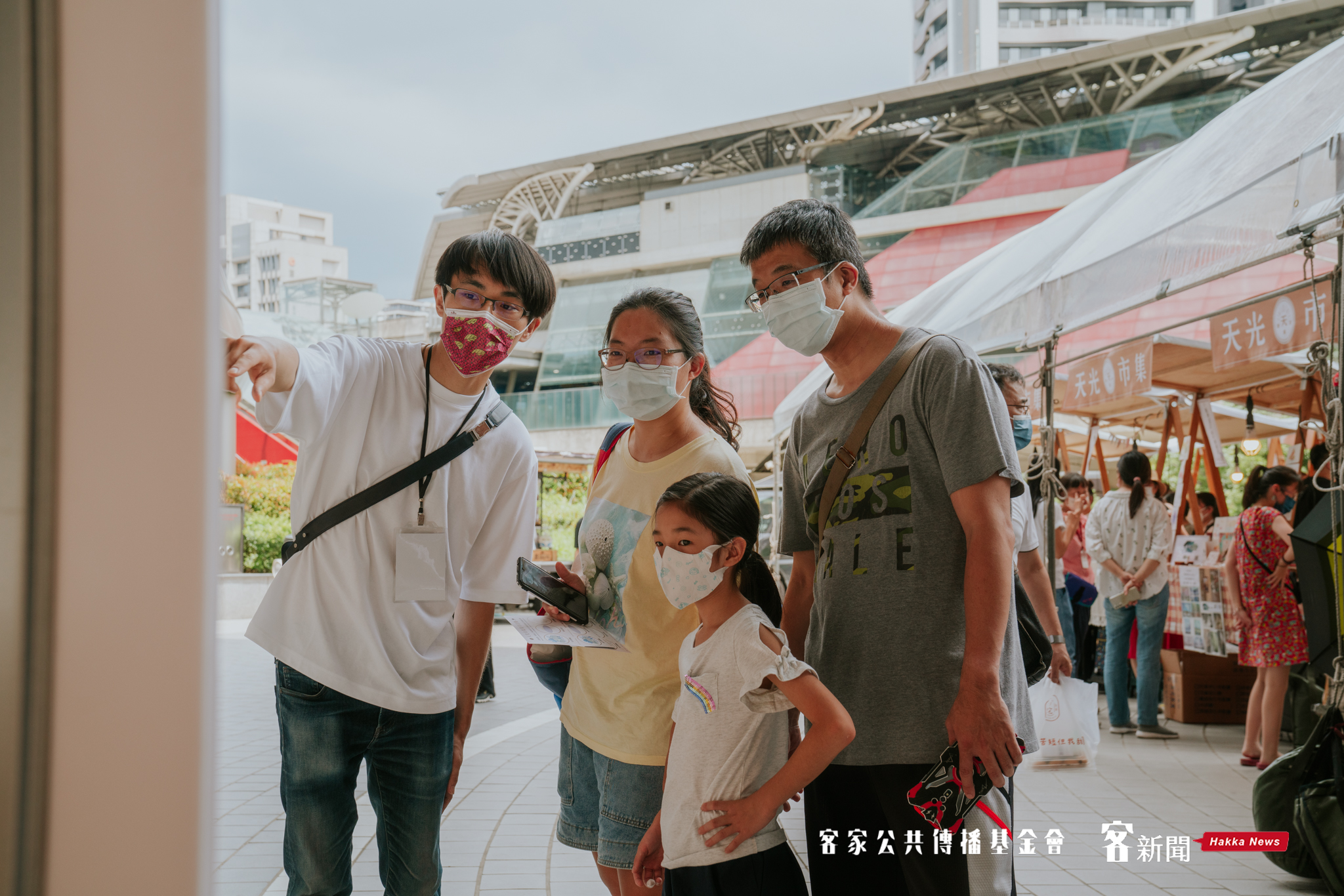 現場人員解說活動通關方式。宋佩遙攝