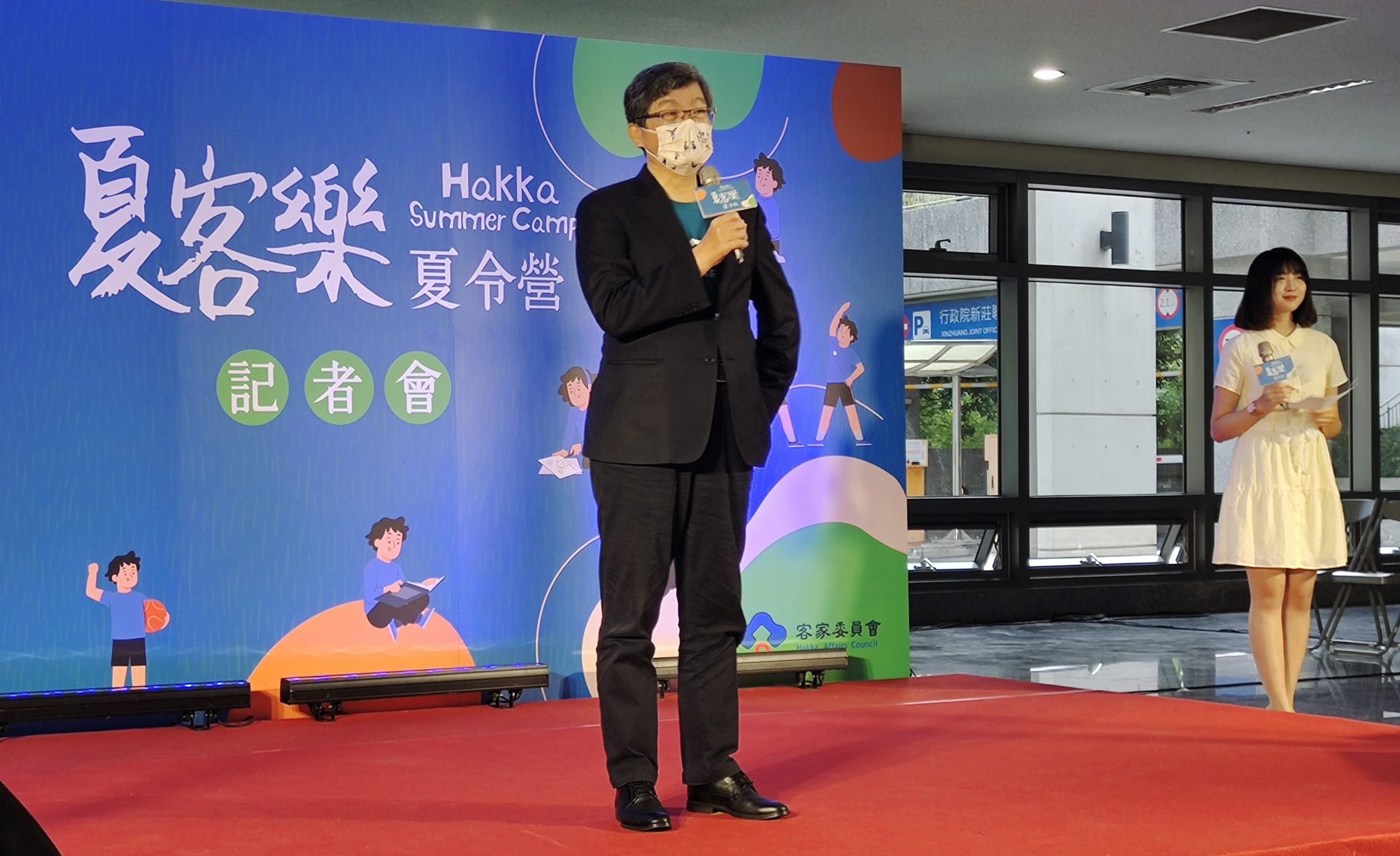楊長鎮為客委會即將在今年暑假推出的「夏客樂-夏令營」宣傳。蘇佑昇攝