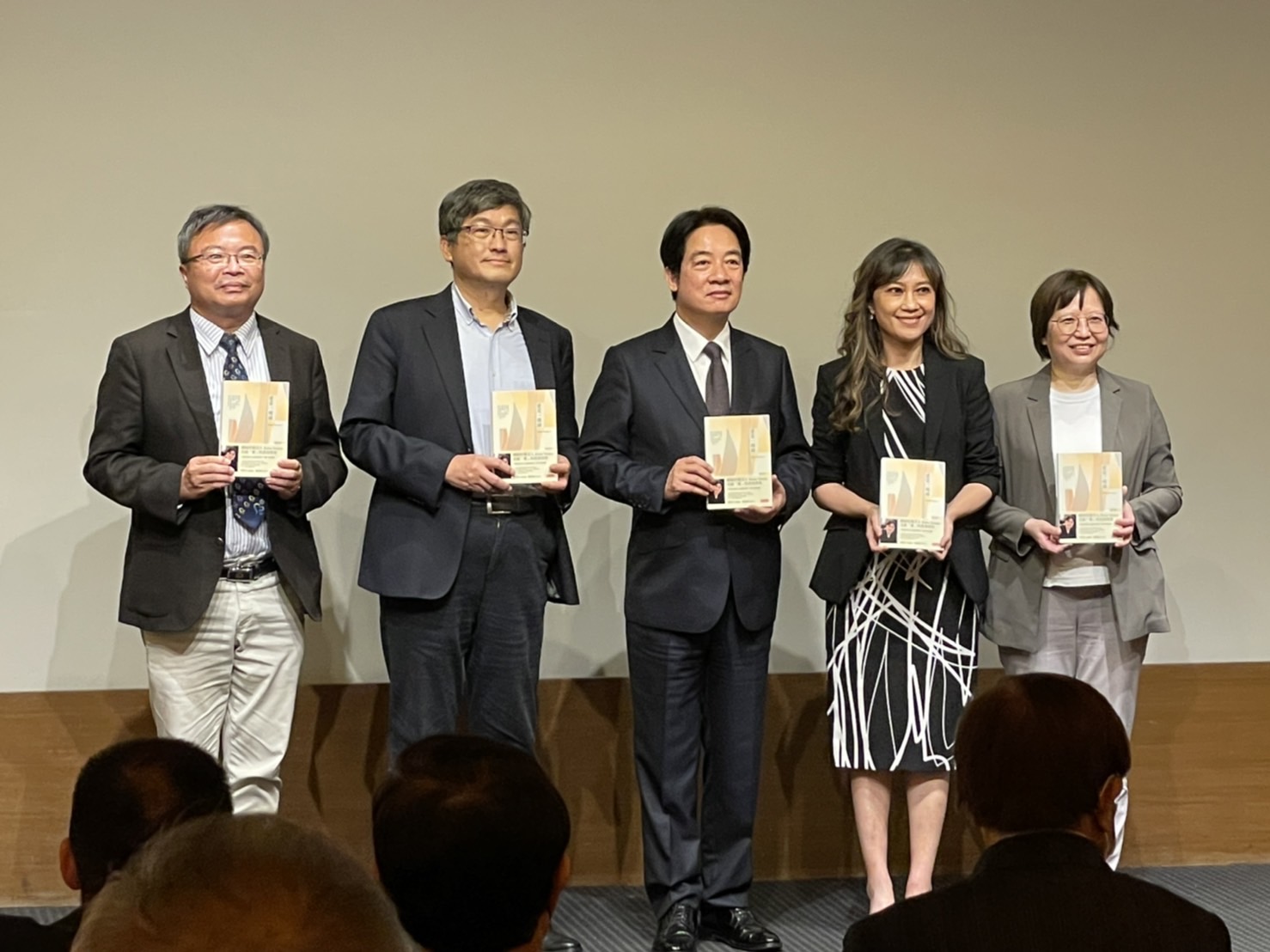 副總統賴清德(中)、客委會主委楊長鎮(左2)推薦Kolas Yotaka的新書《愛是一條線》。陳邦畛攝