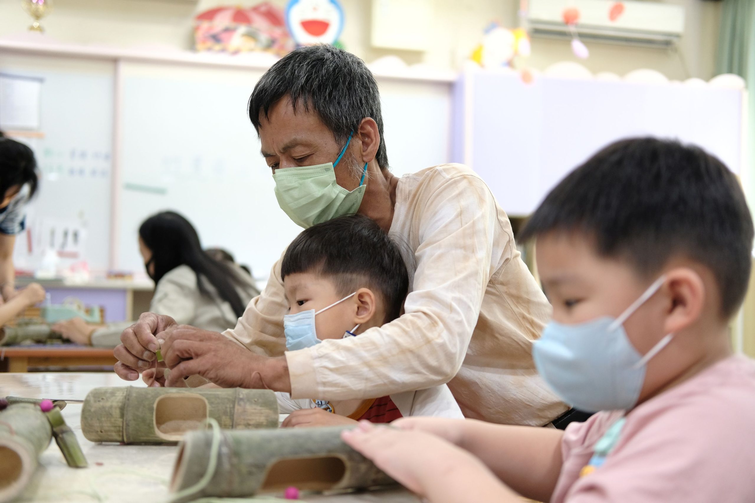 竹藝大師賴世勇製作DIY。新北市客家局提供。