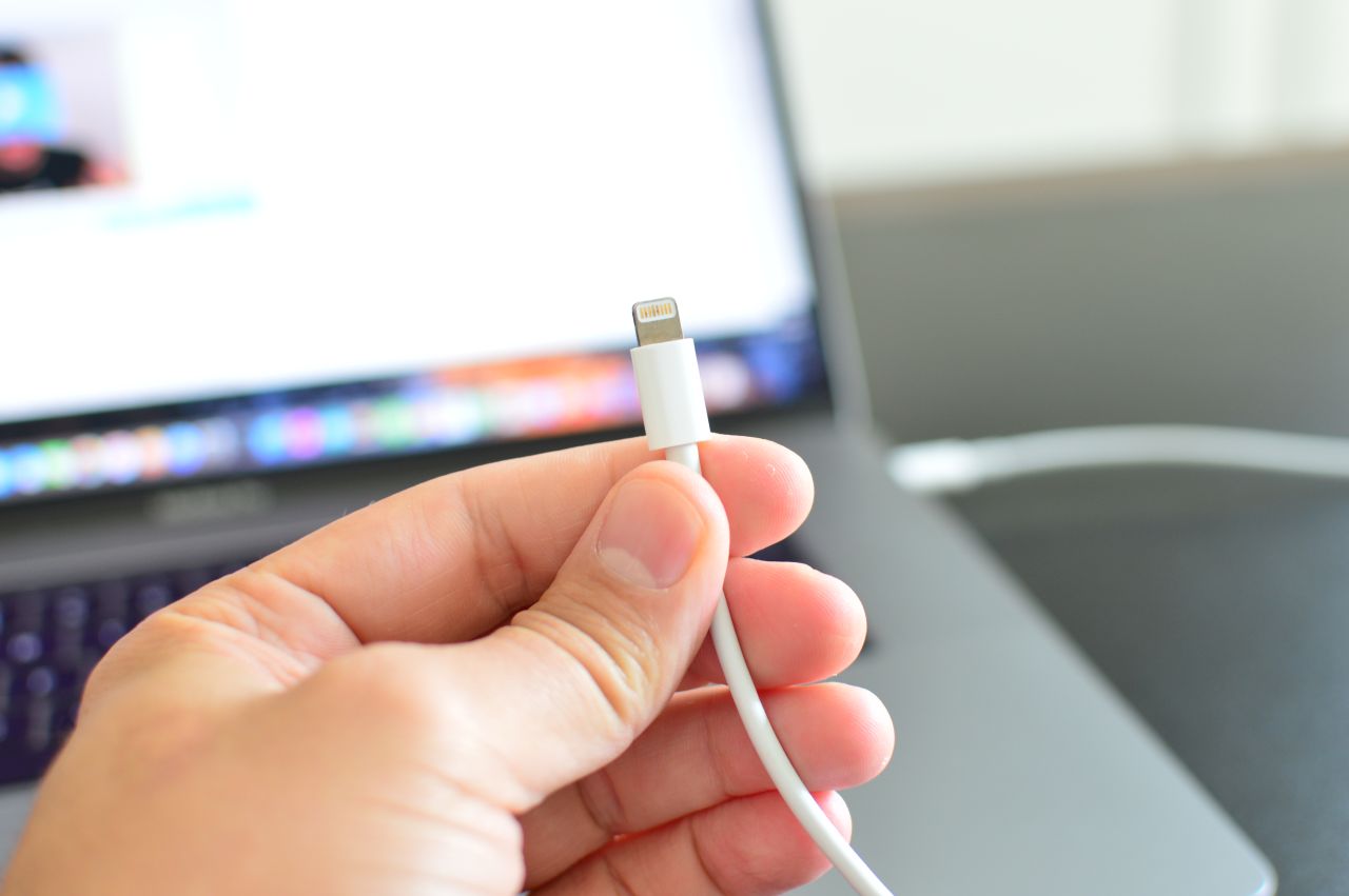 iPhone手機充電使用Lightning規格充電線。資料照片