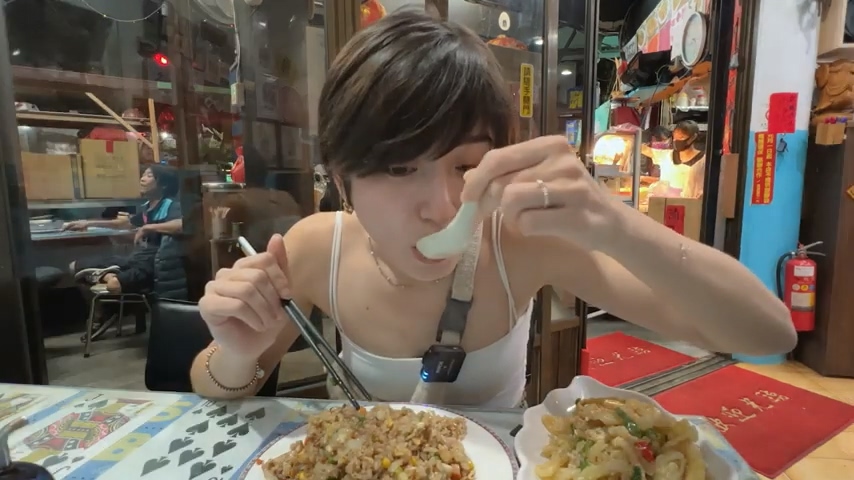 金魚腦大讚苗栗通霄快炒店的炒飯。翻攝金魚腦YT頻道