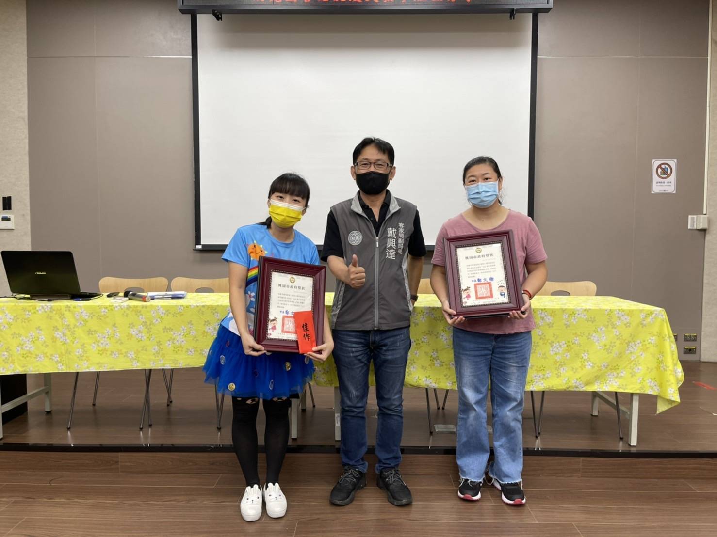 「110學年桃園市客語沉浸式教學模組」佳作獎得主-桃園市楊梅區楊心國民小學附設幼兒園老師張肇真(左)、沈淑華(右)。桃園市客家事務局提供