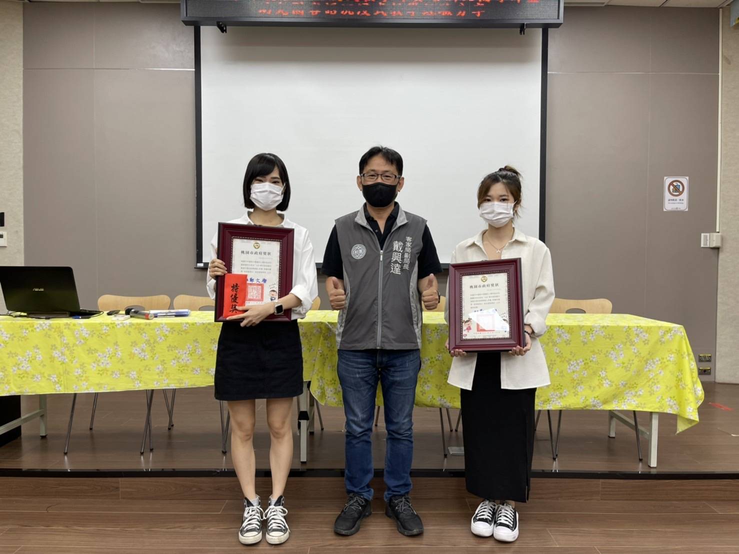 「110學年桃園市客語沉浸式教學模組」特優獎得主-桃園市中壢區中壢國民小學附設幼兒園老師黃捷(左)、龔欣(右)。桃園市客家事務局提供