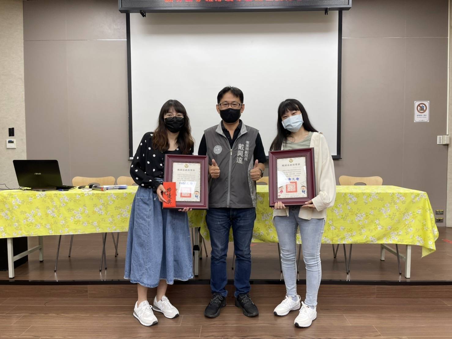 「110學年桃園市客語沉浸式教學模組」特優獎得主-桃園市立平鎮幼兒園老師李岱姍(左)、邱妍毓(右)。桃園市客家事務局提供