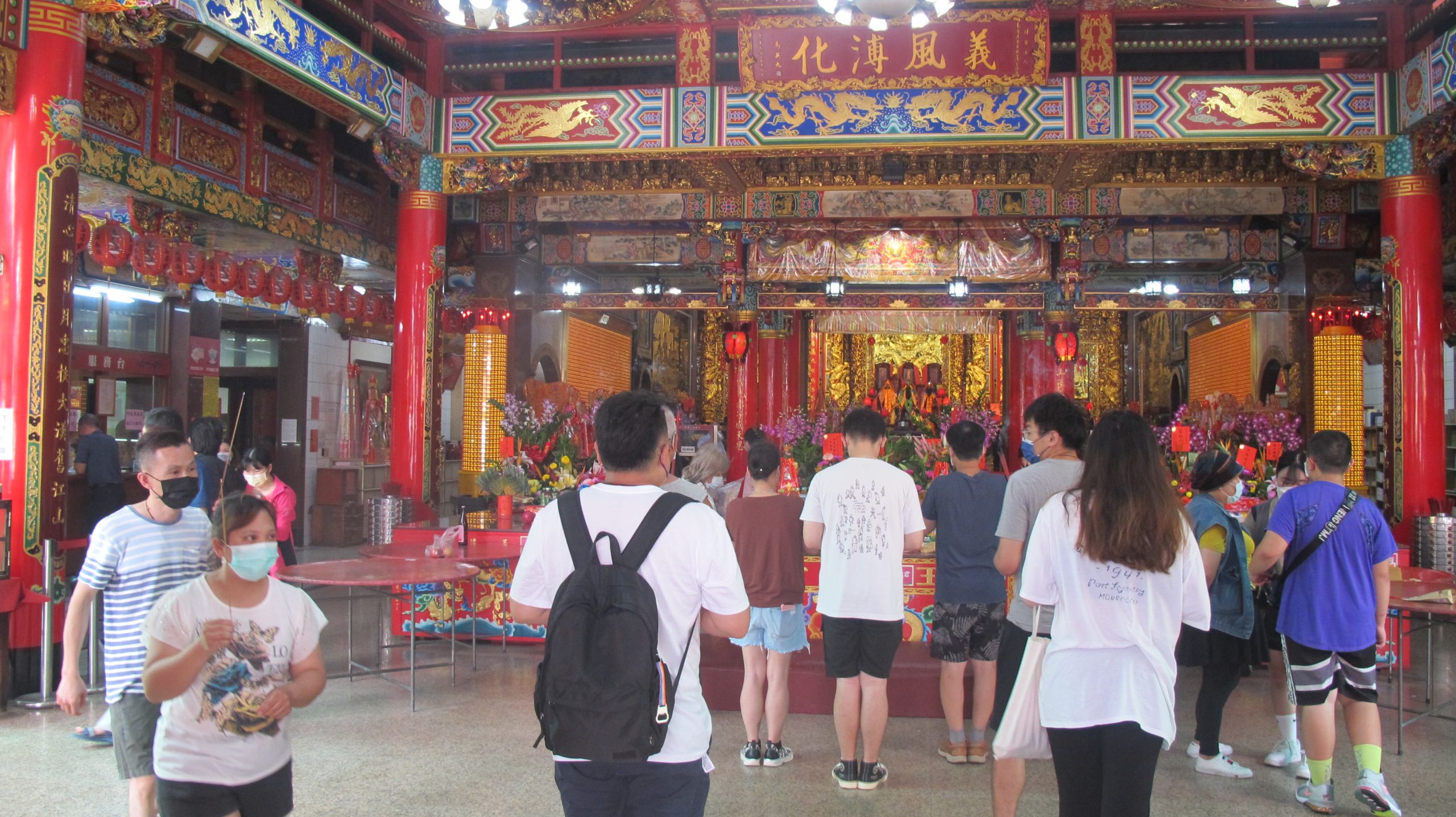 苗栗市玉清宮湧進大批「恩主公」契子(女)前往換絭,香火鼎盛。何來美攝