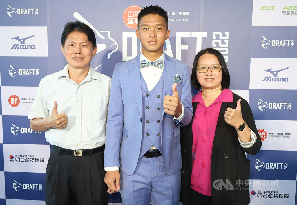 中華職棒33年選秀會11日登場，平鎮高中高評價游擊手曾子祐（中）獲台鋼雄鷹指名、成為選秀狀元，爸爸媽媽也都一同到場。中央社