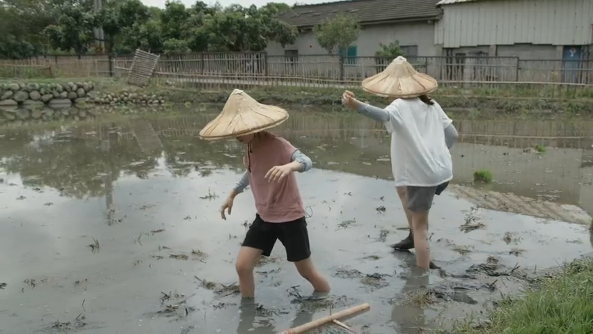 赤腳下田耕作。翻攝LINE TV《叫我野孩子》節目