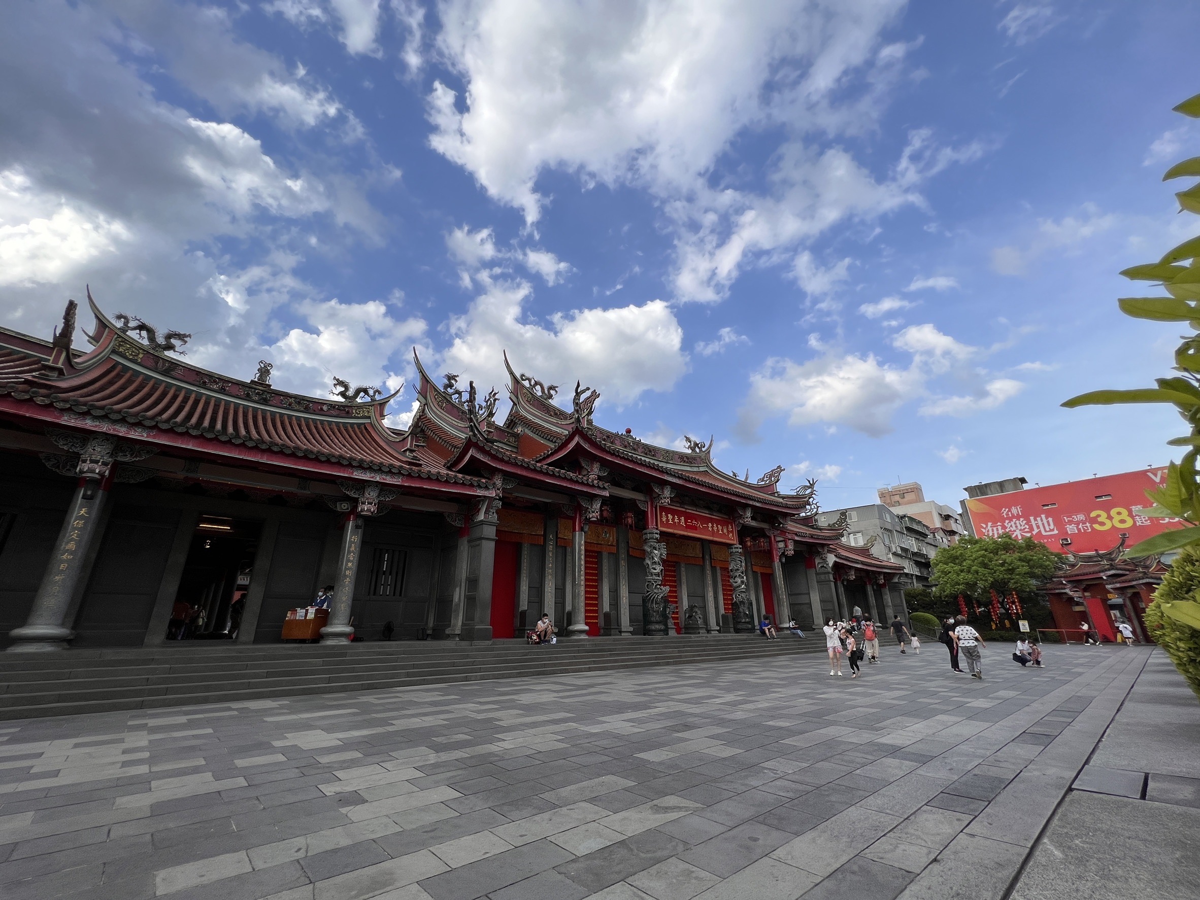 台北市行天宮是台灣最大的「恩主公」廟,認為關聖帝君神格很高,是拜關公為契祖父,每年聖誕契孫(孫女)要前往換絭。何來美攝
