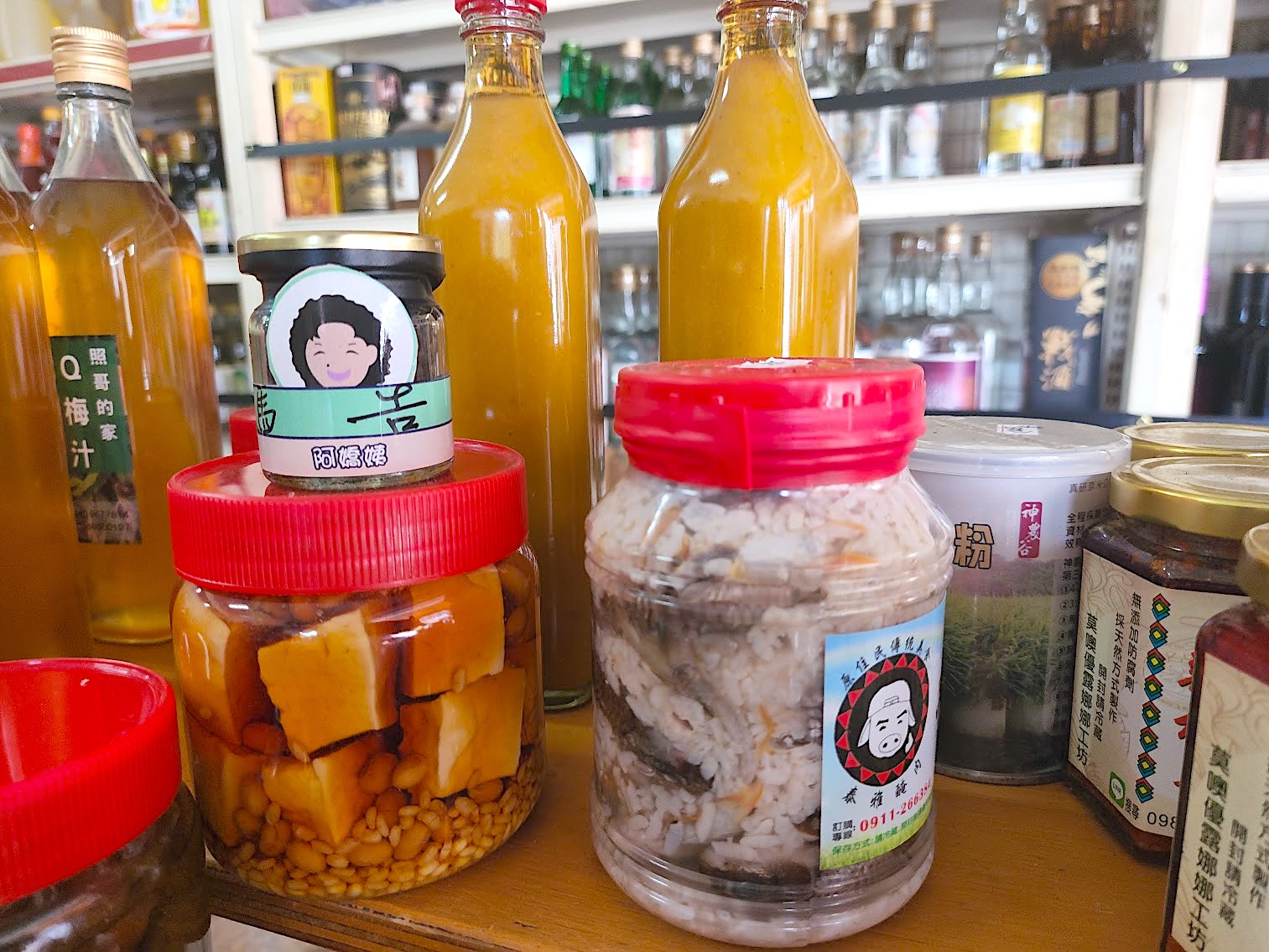 在松鶴部落的雜貨店，您可以發現泰雅與客家的醃漬品一同販售。吳哲銘攝
