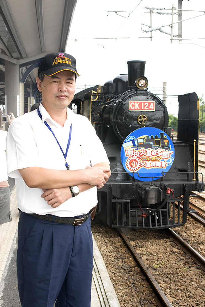 宋鴻康是建議修復蒸汽老火車的推手，圖為他與CK124合影。宋鴻康提供