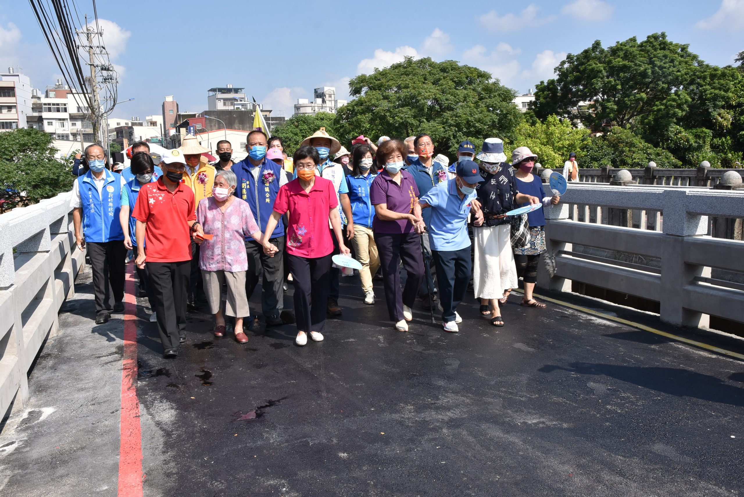 東安古橋護欄修復工程完工,邀請百歲公、百歲婆出席,並恢復通車。新竹縣政府提供