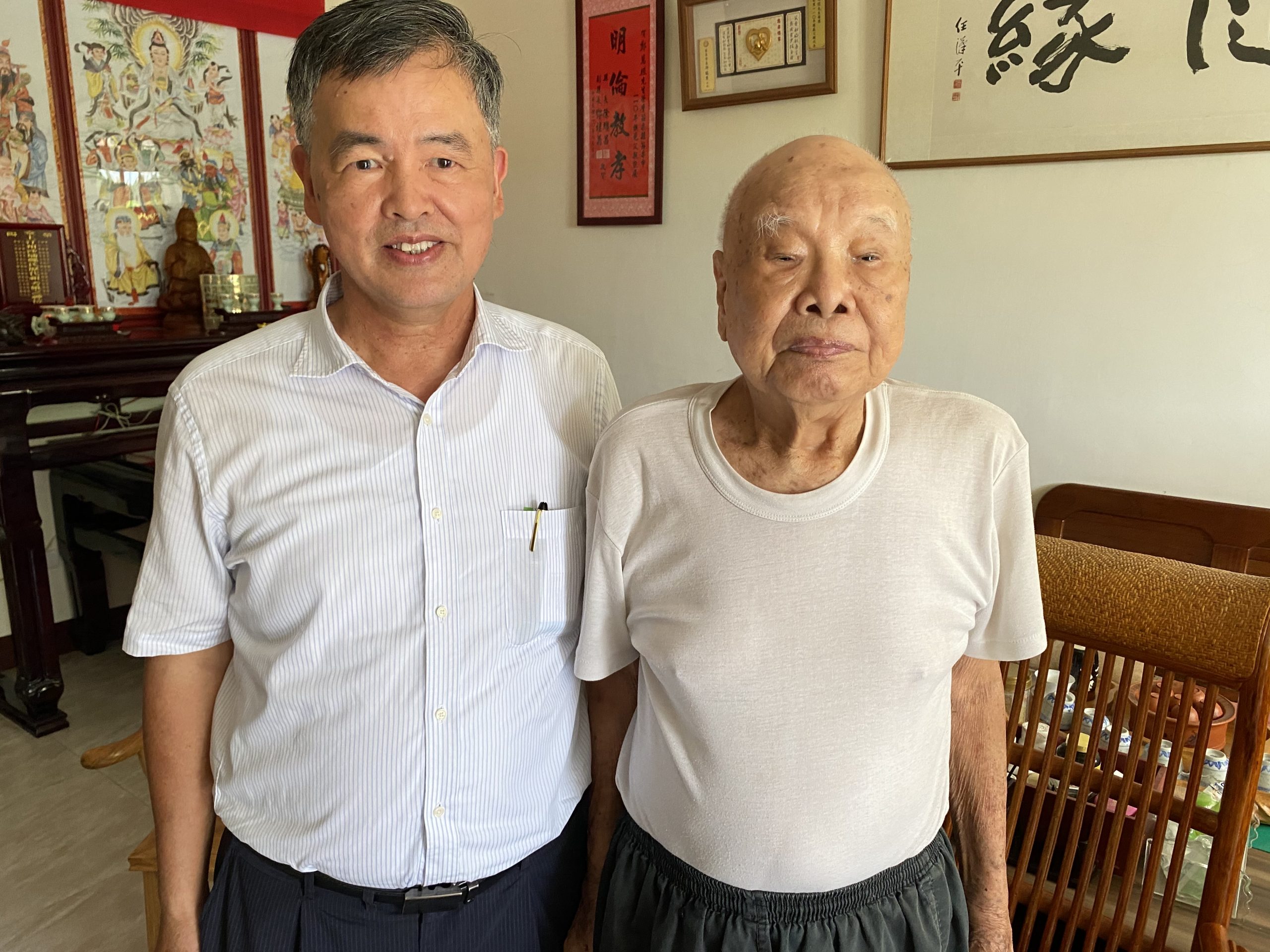 宋鴻康最近探望協助維修蒸汽老火車的老技師鄭萬經，兩人惺惺相惜。宋鴻康提供