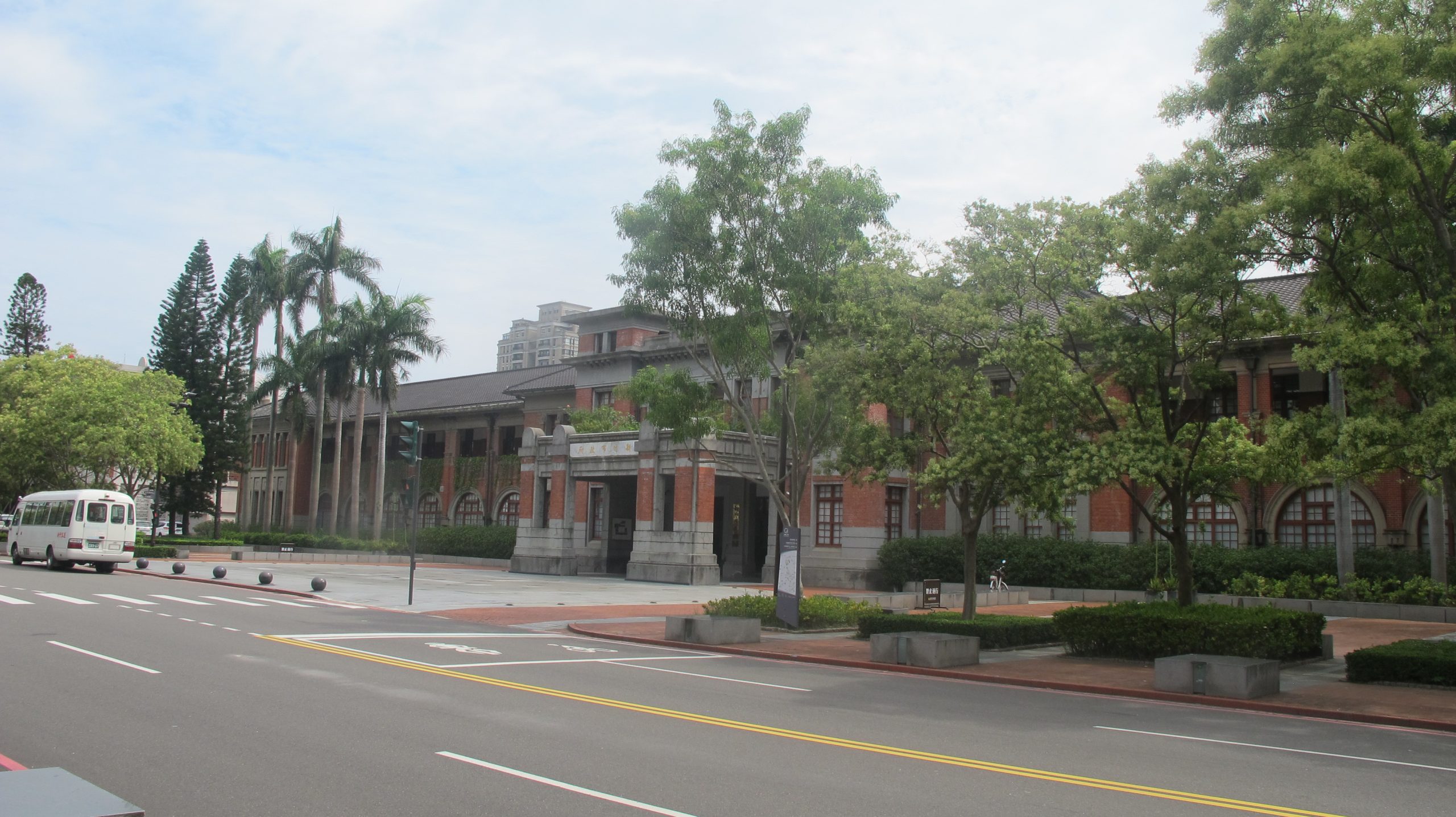 新竹市已成台灣科技城，但市政府仍續用日治時期的新竹州廳辦公，古樸壯觀。何來美攝