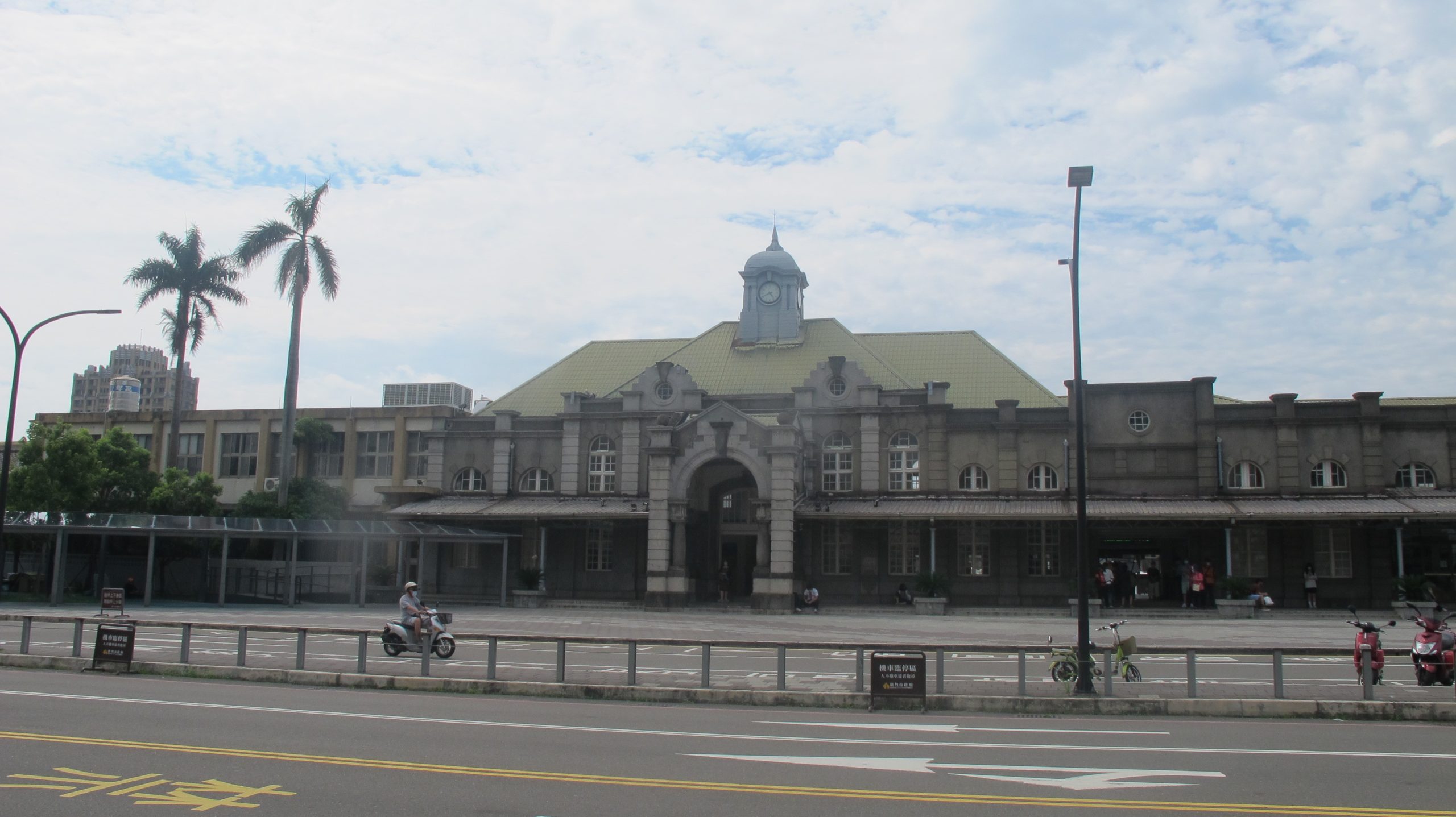 新竹火車站是日治時期所建，已列入國定古蹟，是新竹市門戶。何來美攝